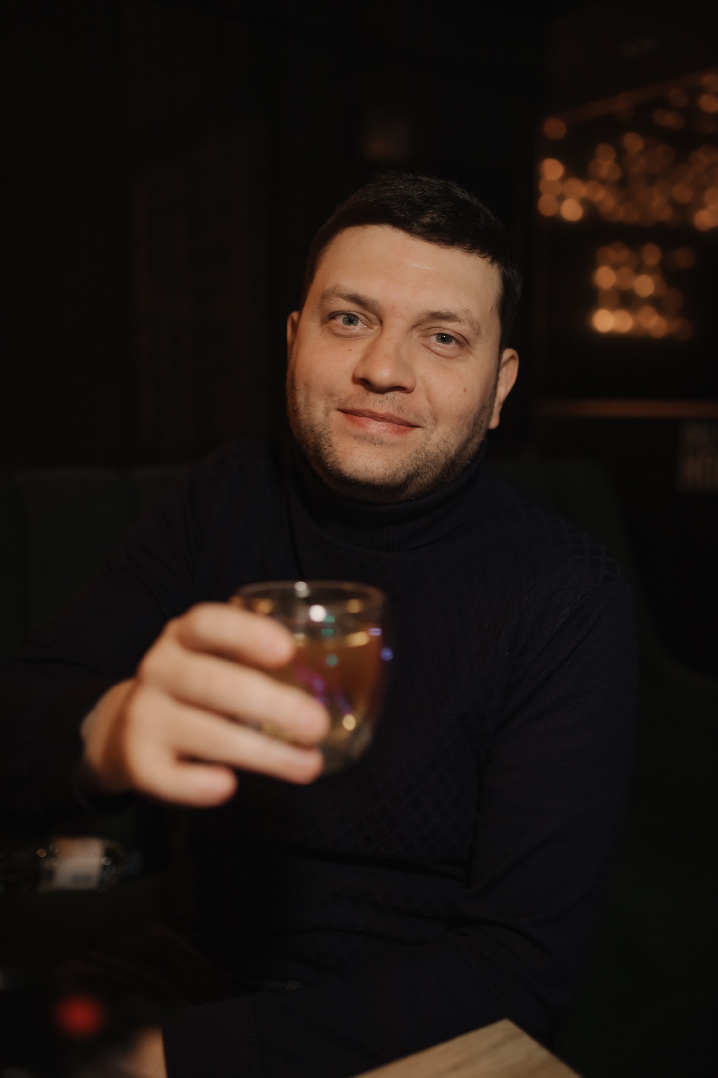 Участник Maflove улыбается за общим столом
